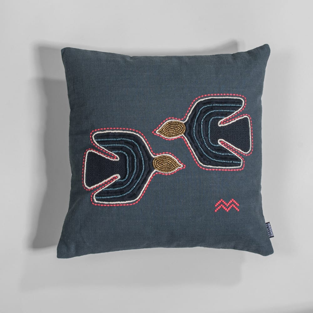 Coussin en coton bleu motifs brodés et perles multicolores, 40x40 cm