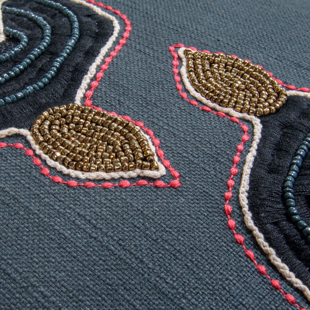 Coussin en coton bleu motifs brodés et perles multicolores, 40x40 cm — vue 4