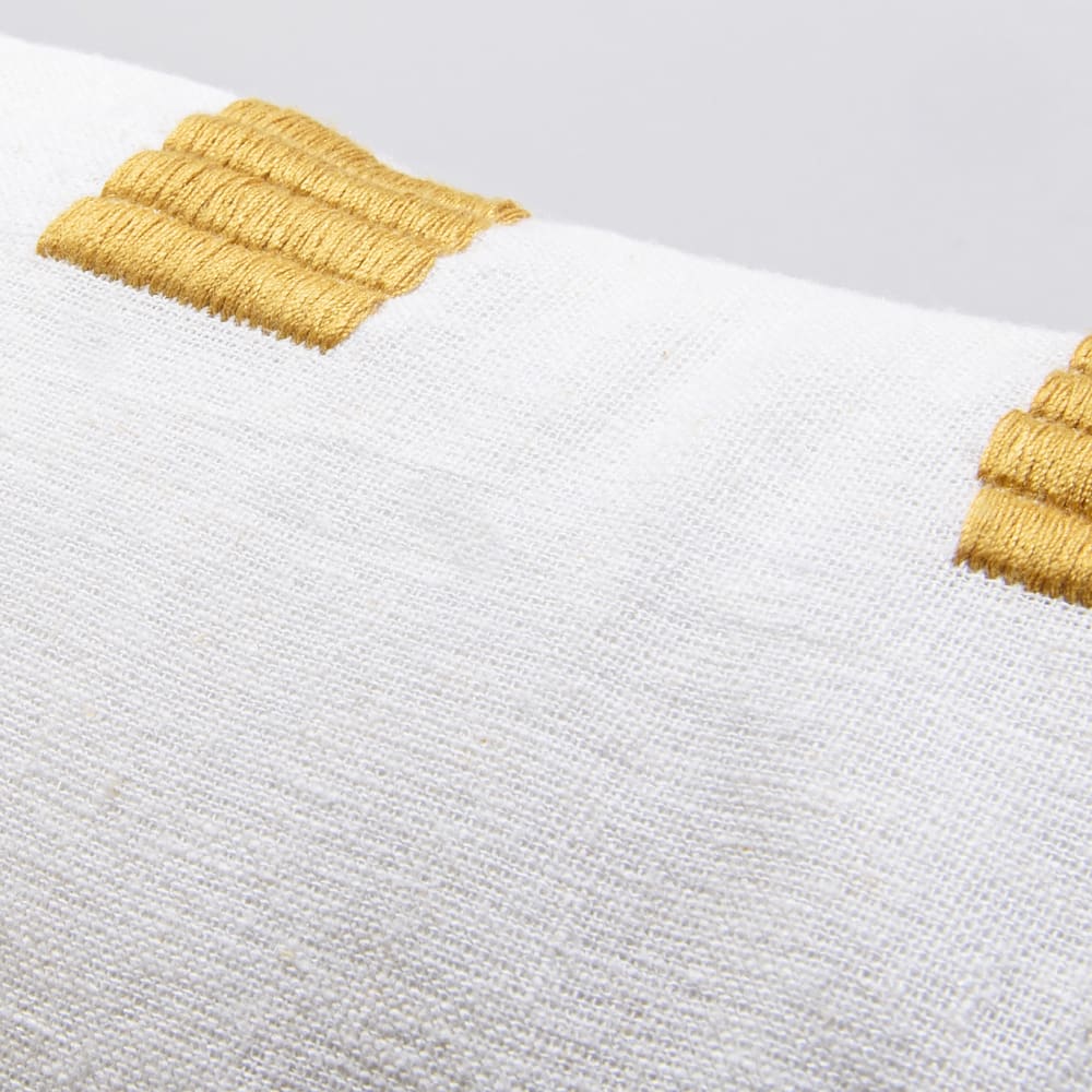 Housse de coussin blanche et broderies jaunes, 50x30 cm — vue 4