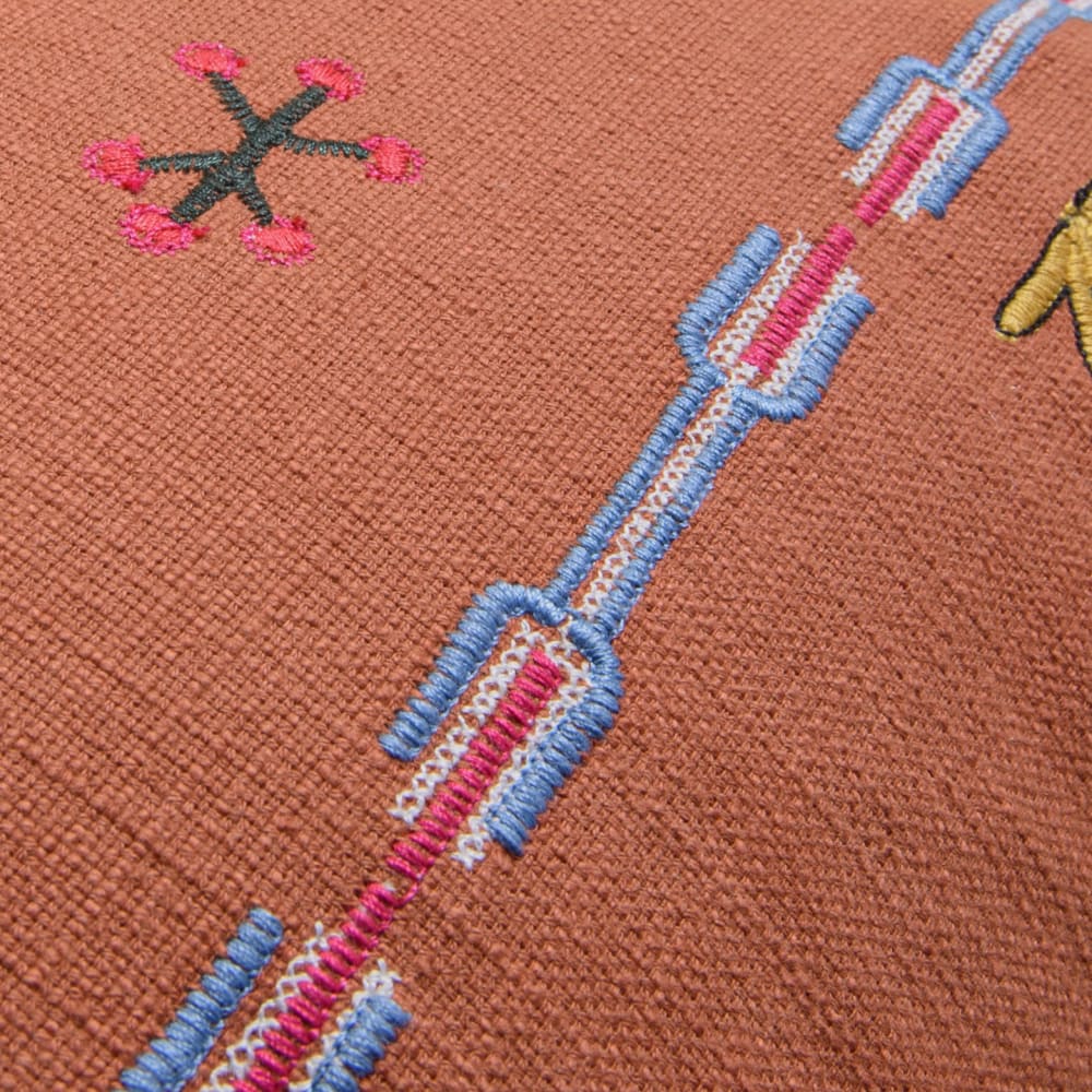 Housse de coussin en coton terracotta et broderies multicolores, 40x40 cm — vue 4