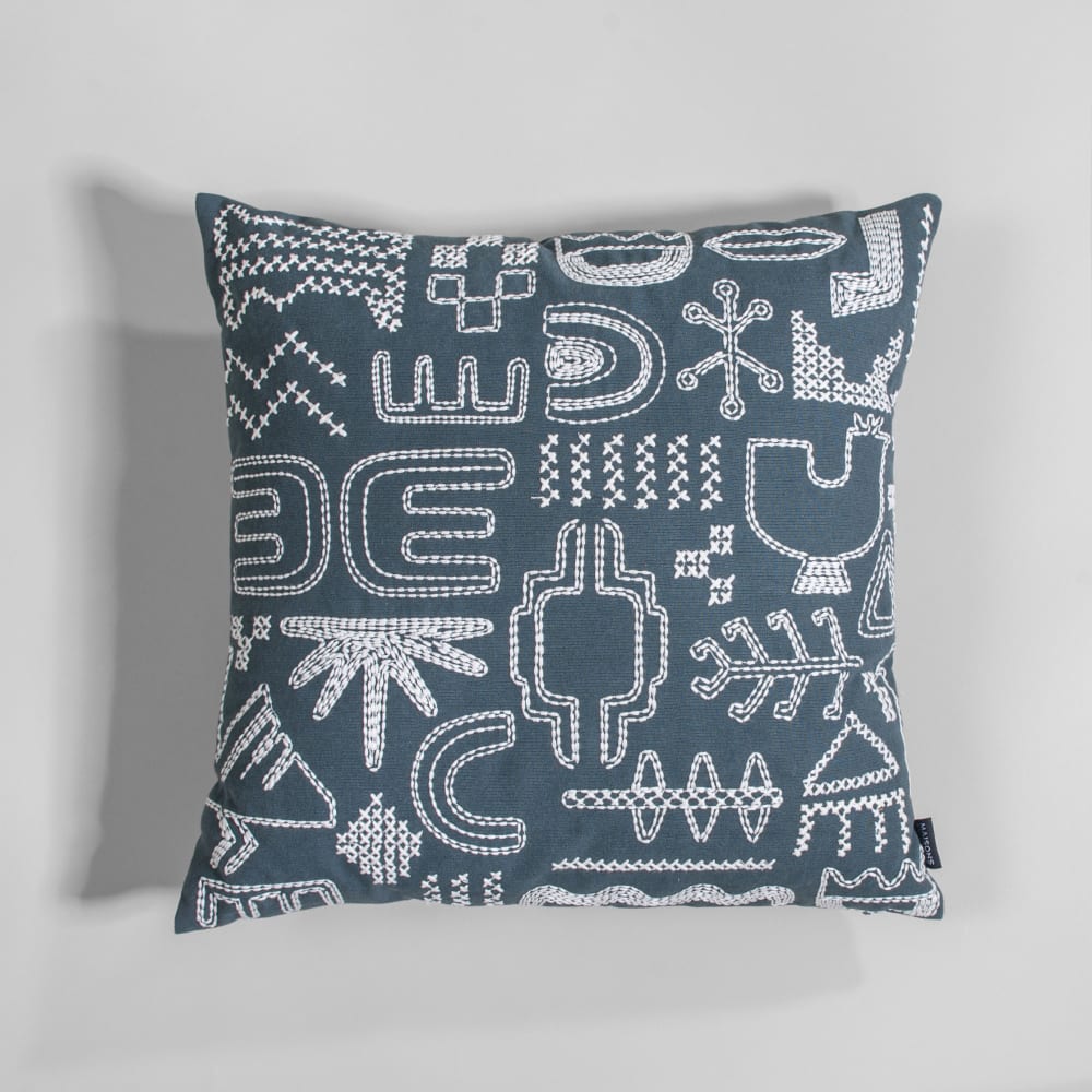 Coussin en coton vert et broderies blanches, 45x45 cm