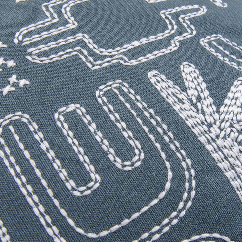 Coussin en coton vert et broderies blanches, 45x45 cm — vue 4