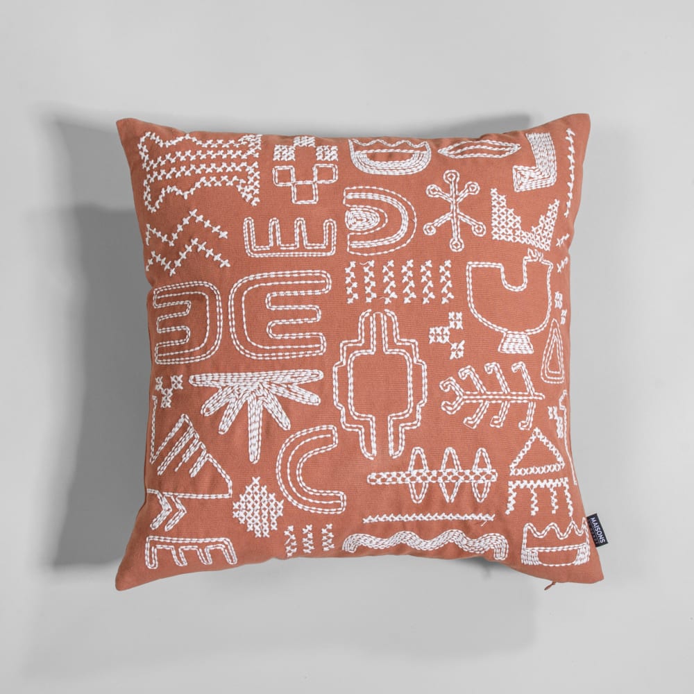 Coussin en coton terracotta et broderies blanches, 45x45 cm