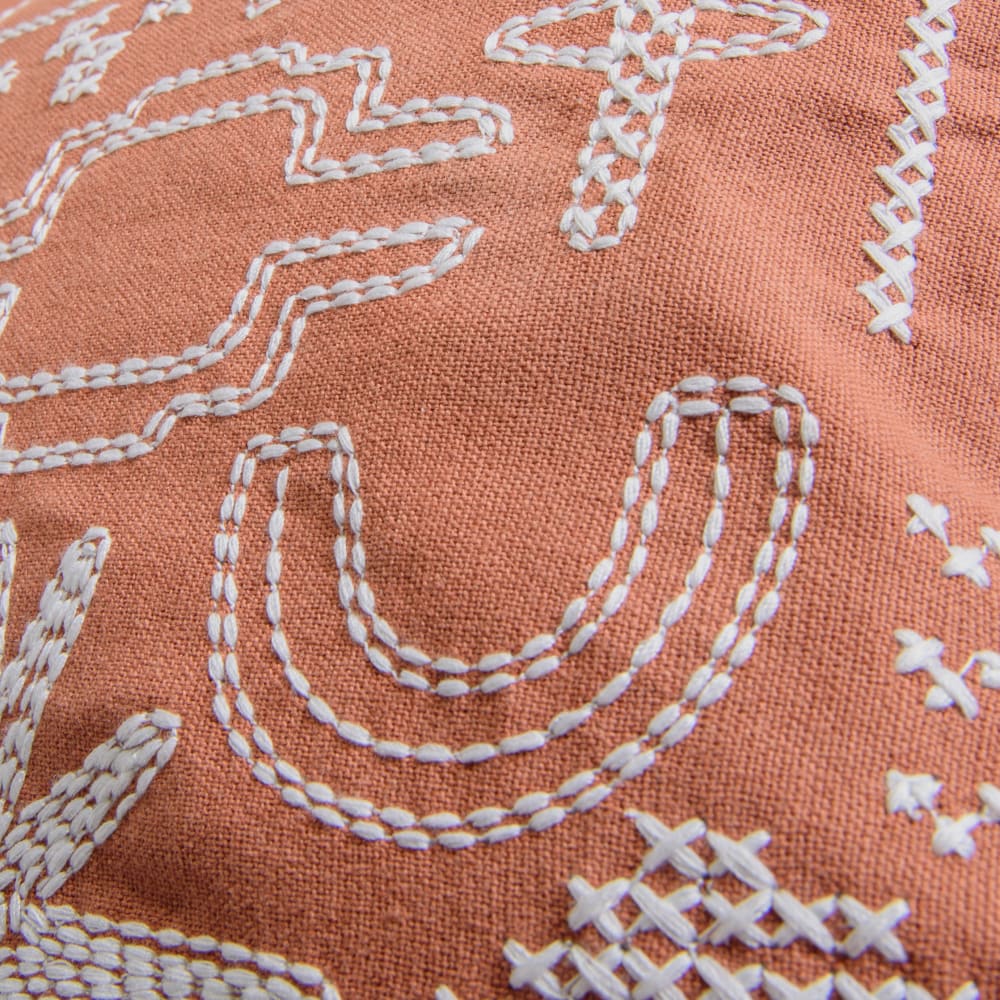 Coussin en coton terracotta et broderies blanches, 45x45 cm — vue 4
