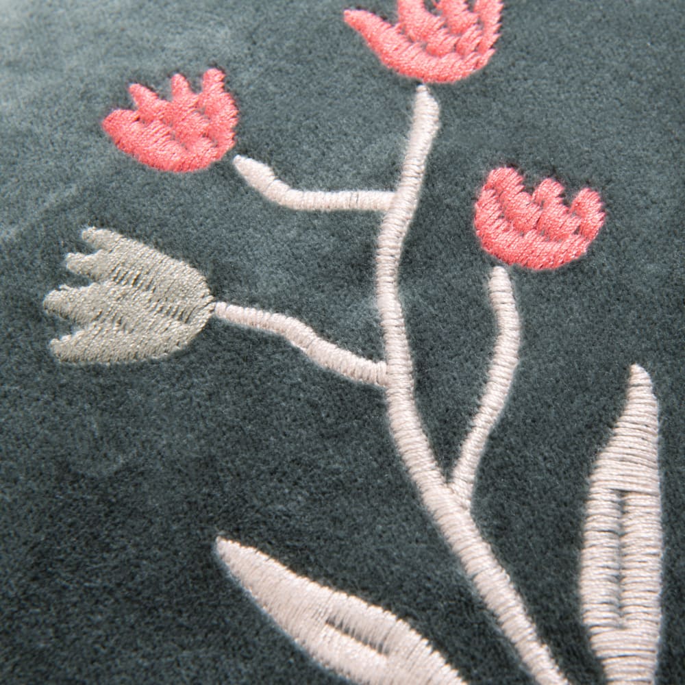 Housse de coussin en velours de coton vert motifs fleurs en relief multicolore, 50x30 cm — vue 4