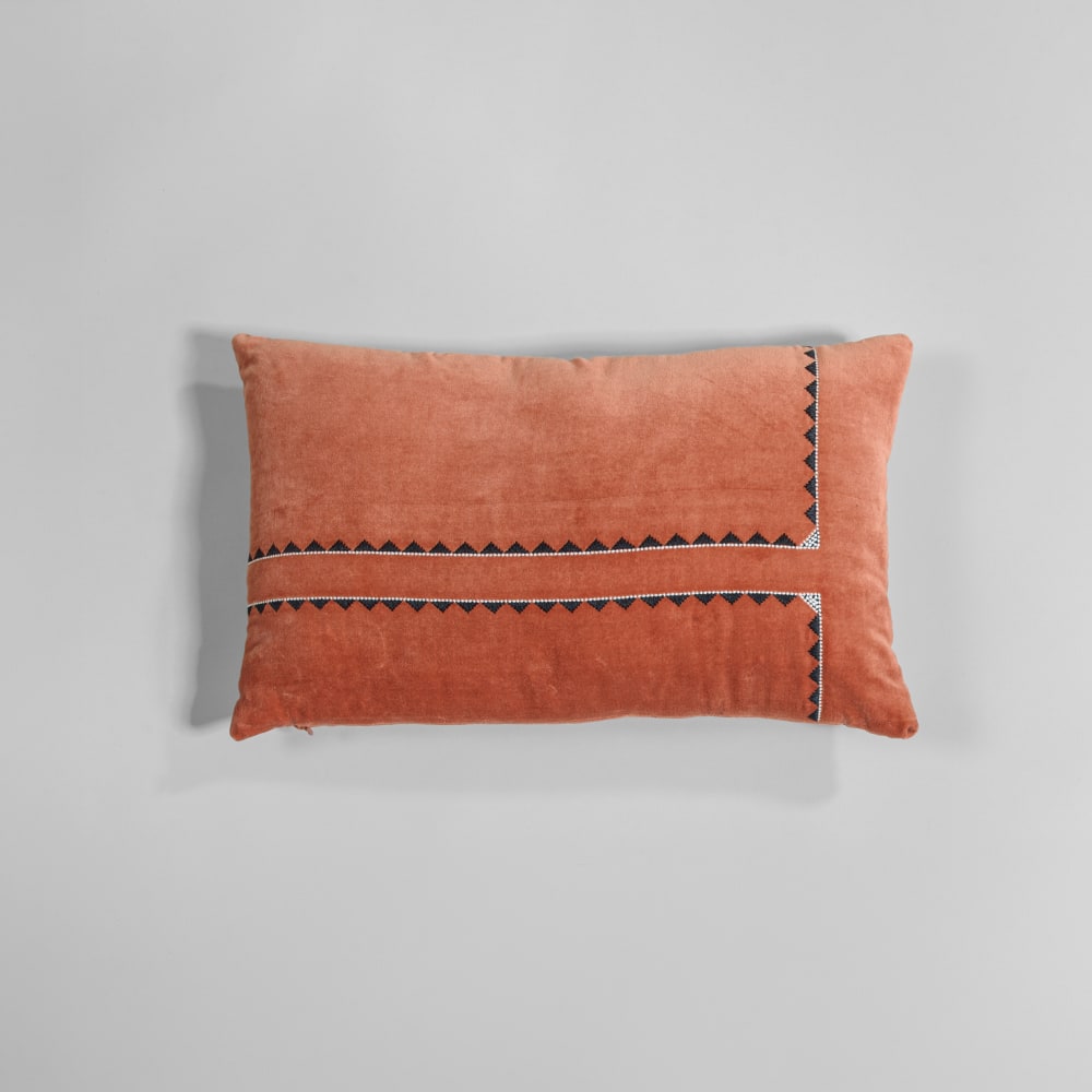 Housse de coussin en velours de coton terracotta motifs brodés blancs et noirs, 50x30 cm