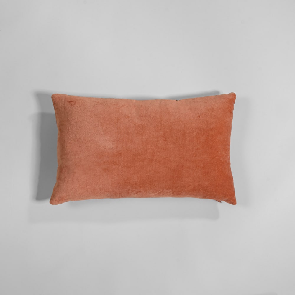 Housse de coussin en velours de coton terracotta motifs brodés blancs et noirs, 50x30 cm — vue 3