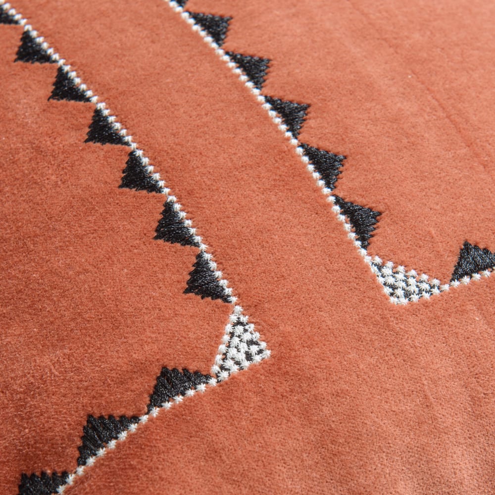 Housse de coussin en velours de coton terracotta motifs brodés blancs et noirs, 50x30 cm — vue 4
