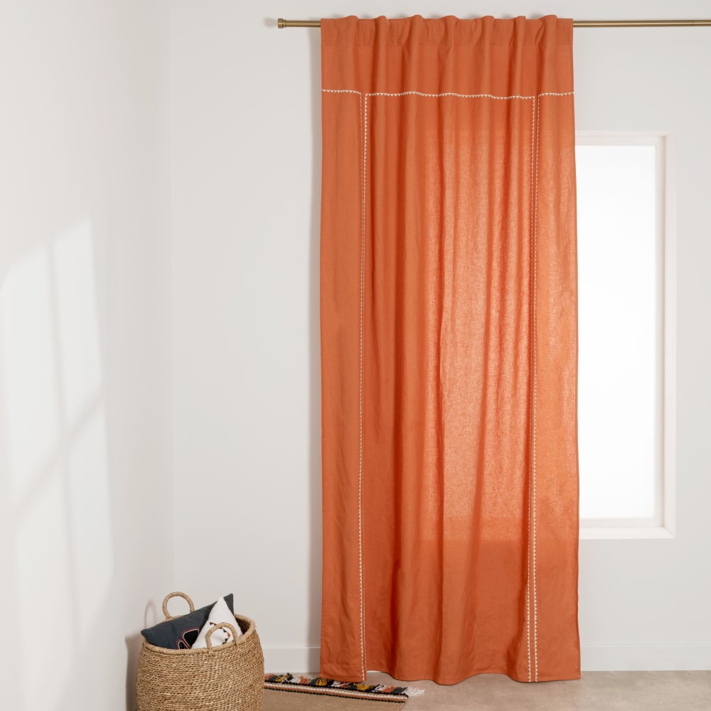 Rideau à pattes cachées en coton et lin terracotta motifs brodés écrus, 140x250 cm (vendu à l'unité)