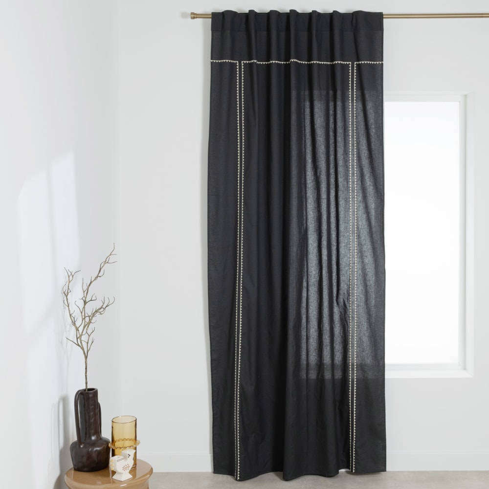 Rideau à pattes cachées en coton et lin vert motifs brodés écrus, 140x250 cm (vendu à l'unité)