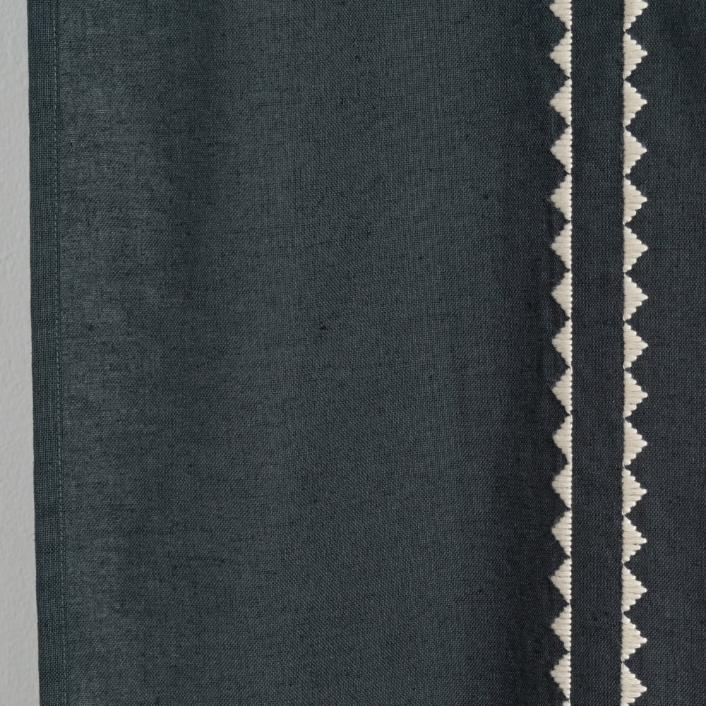 Rideau à pattes cachées en coton et lin vert motifs brodés écrus, 140x250 cm (vendu à l'unité) — vue 4