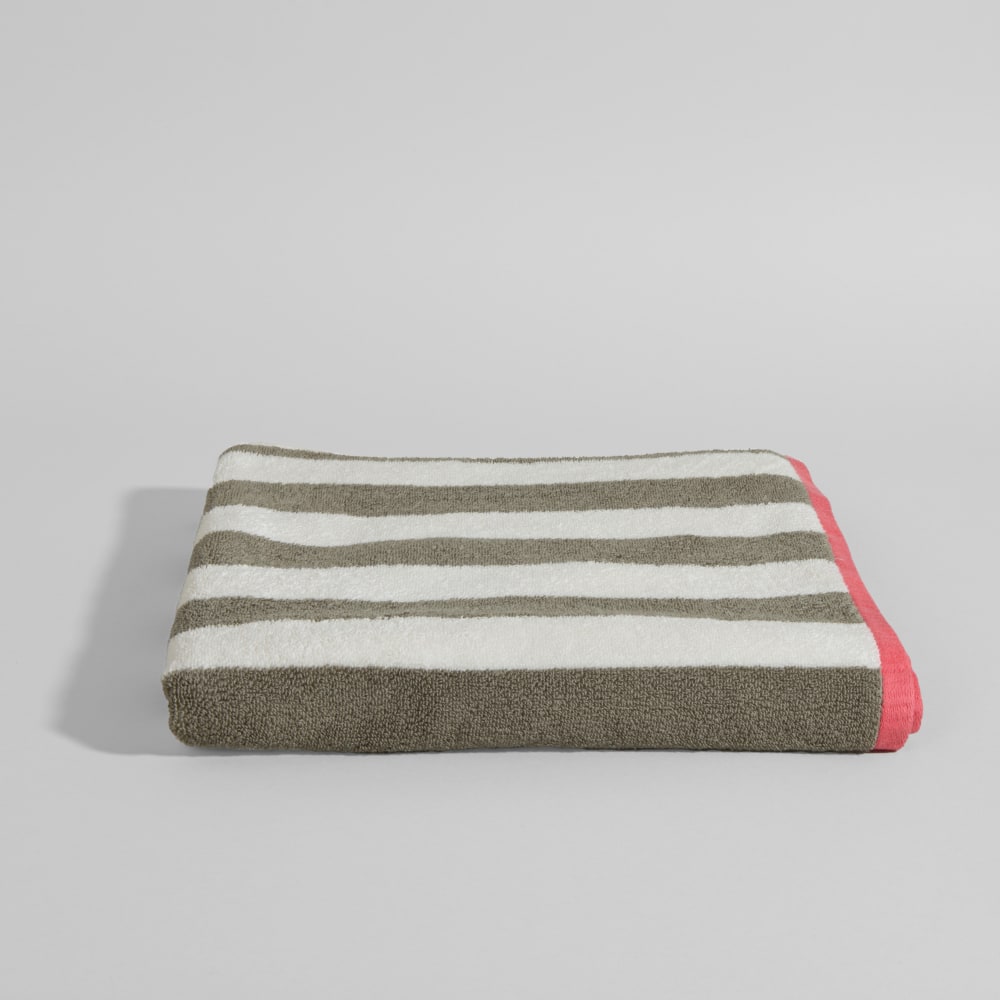 Serviette de bain en coton biologique motif à rayures blanc, vert et rose, 70x140 cm Serviette de bain en coton biologique motif à rayures blanc, vert et rose, 70x140 cm
