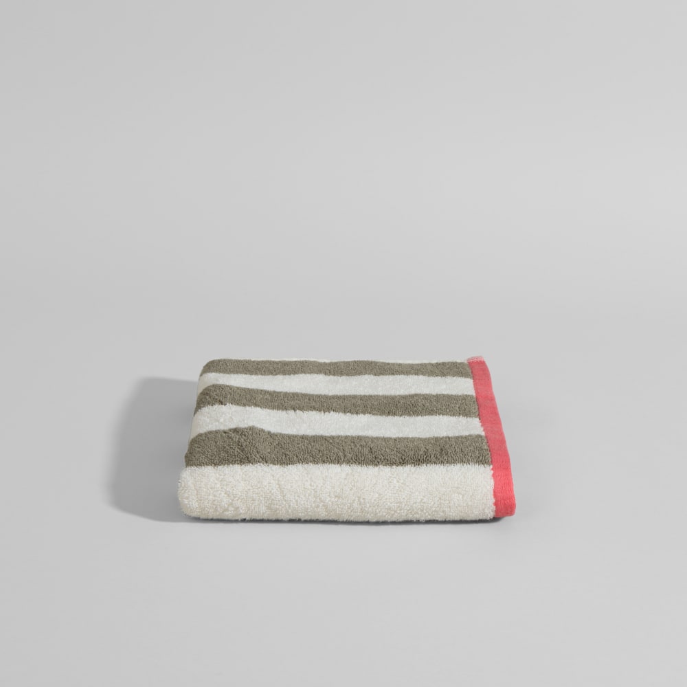 Serviette de toilette en coton biologique motif à rayures blanc, vert et rose, 50x90 cm