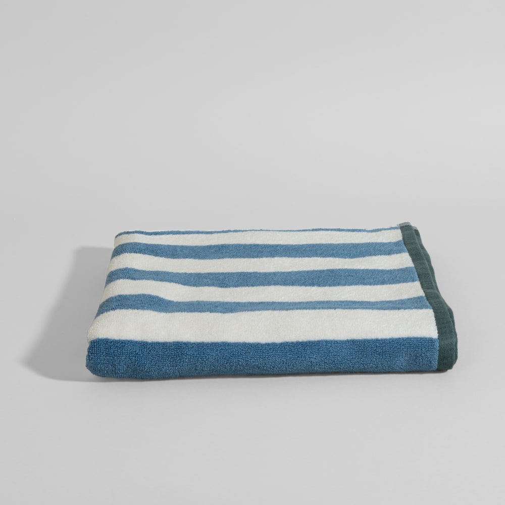 Serviette de bain en coton biologique motif à rayures blanc, bleu et vert, 70x140 cm Serviette de bain en coton biologique motif à rayures blanc, bleu et vert, 70x140 cm