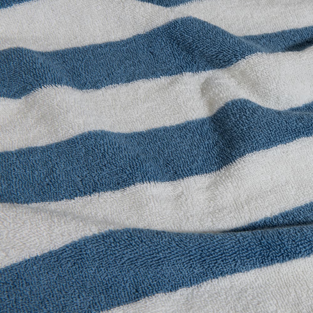 Badetuch aus Bio-Baumwolle mit weiß-blau-grün gestreiftem Muster,