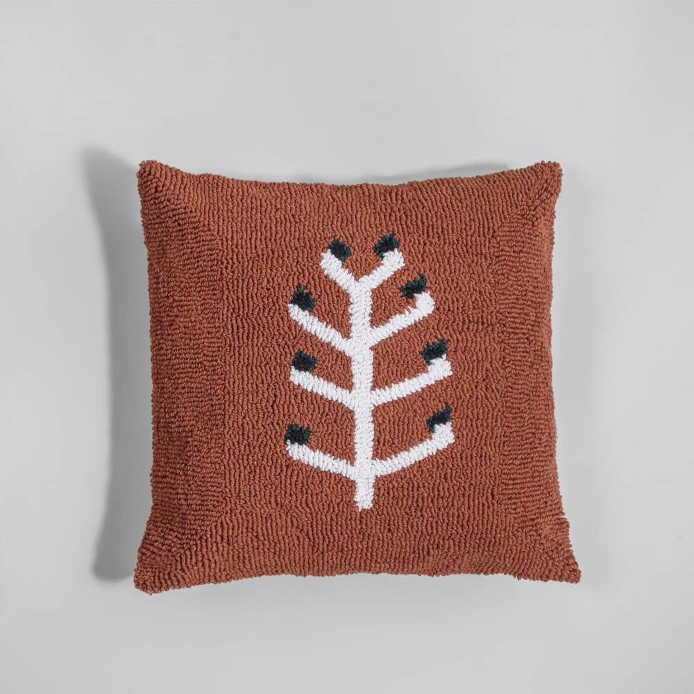 Housse de coussin en bouclette terracotta motif brodé blanc et noir, 40x40 cm