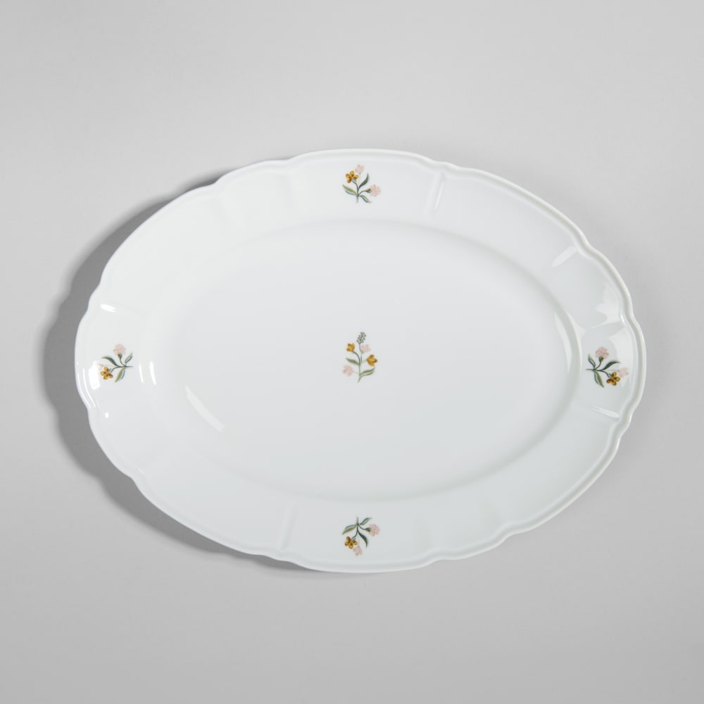 Plat en porcelaine blanche à motifs