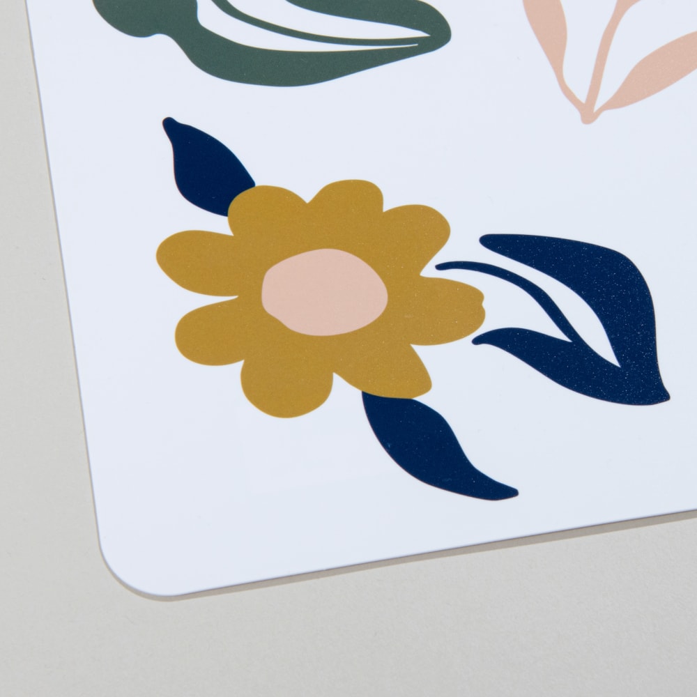 Weißes Platzset mit mehrfarbigem Blumenmuster, 44 x 28 cm -