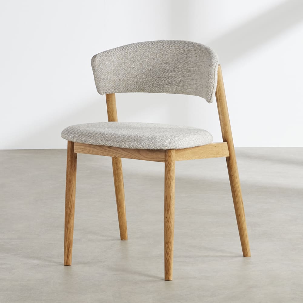 Beigefarbener Stuhl mit hellen Beinen aus massiver Eiche -