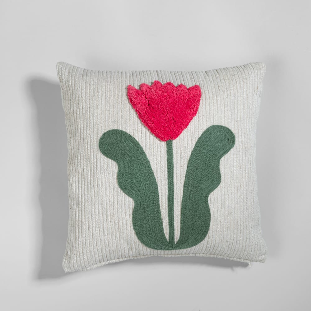 Housse de coussin écrue motif fleur brodé et tufté rose et vert, 40x40 cm
