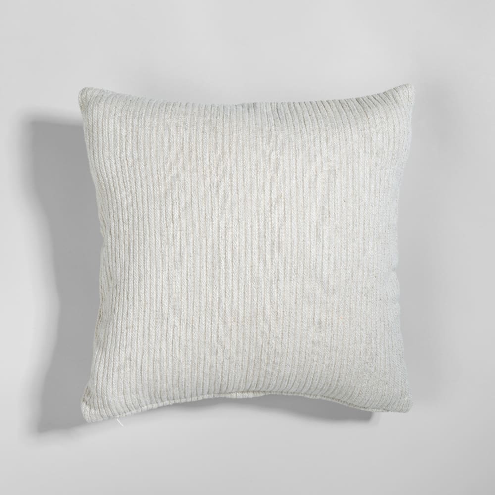 Housse de coussin écrue motif fleur brodé et tufté rose et vert, 40x40 cm — vue 3