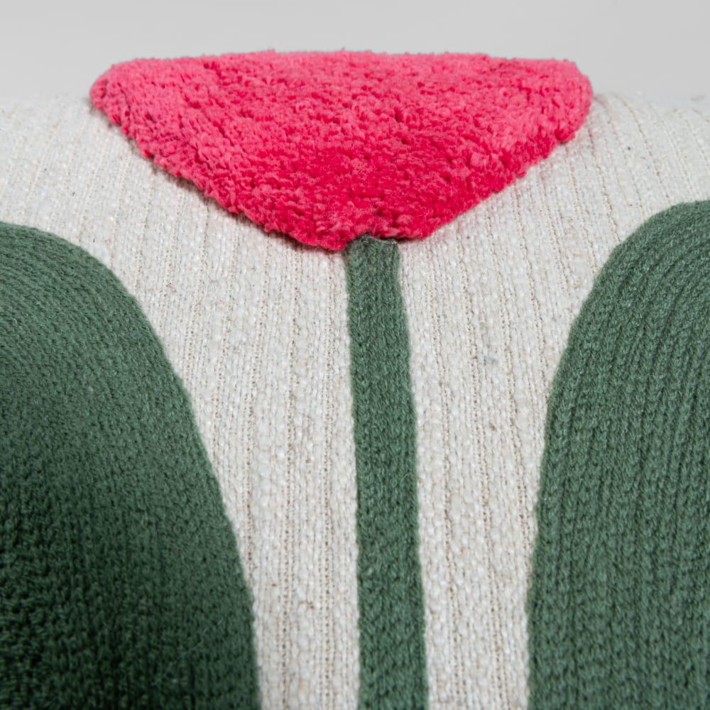 Housse de coussin écrue motif fleur brodé et tufté rose et vert, 40x40 cm — vue 4