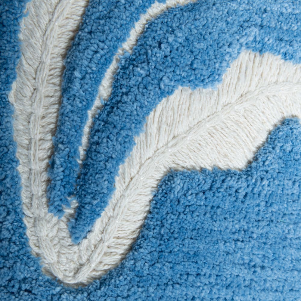 Housse de coussin en coton recyclé bleu tufté motif floral blanc et rose, 40x40 cm — vue 4