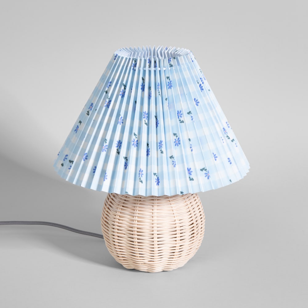 Lampe à poser boule en rotin tressé et abat-jour plissé imprimé bleu