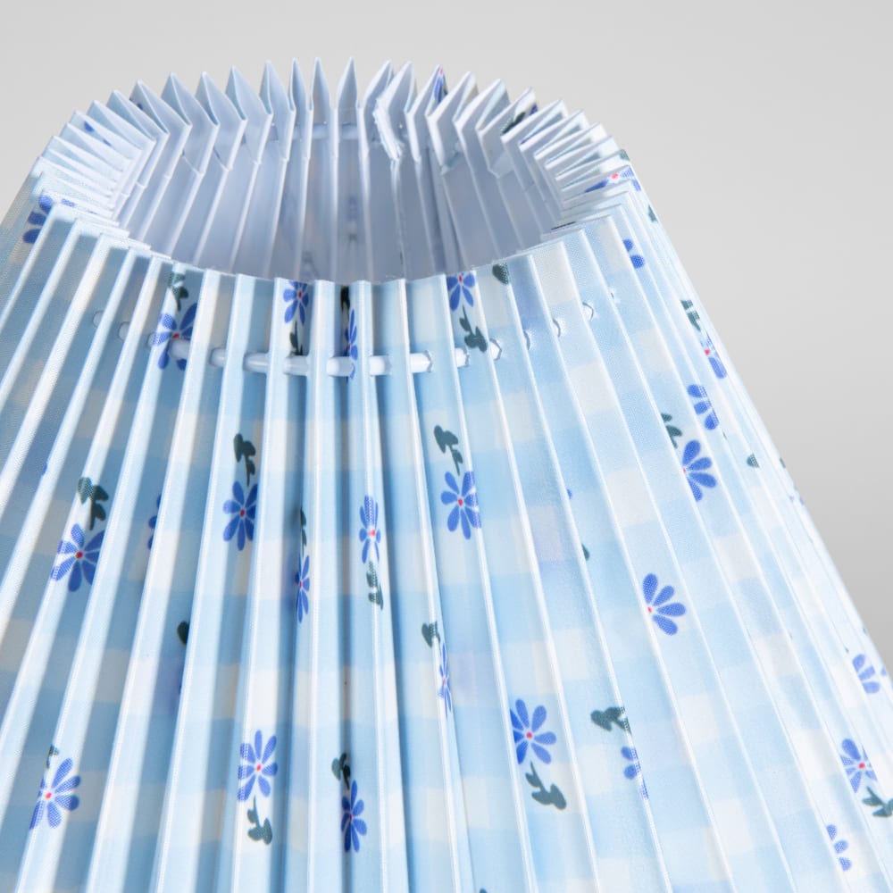Lampe à poser boule en rotin tressé et abat-jour plissé imprimé bleu — vue 3