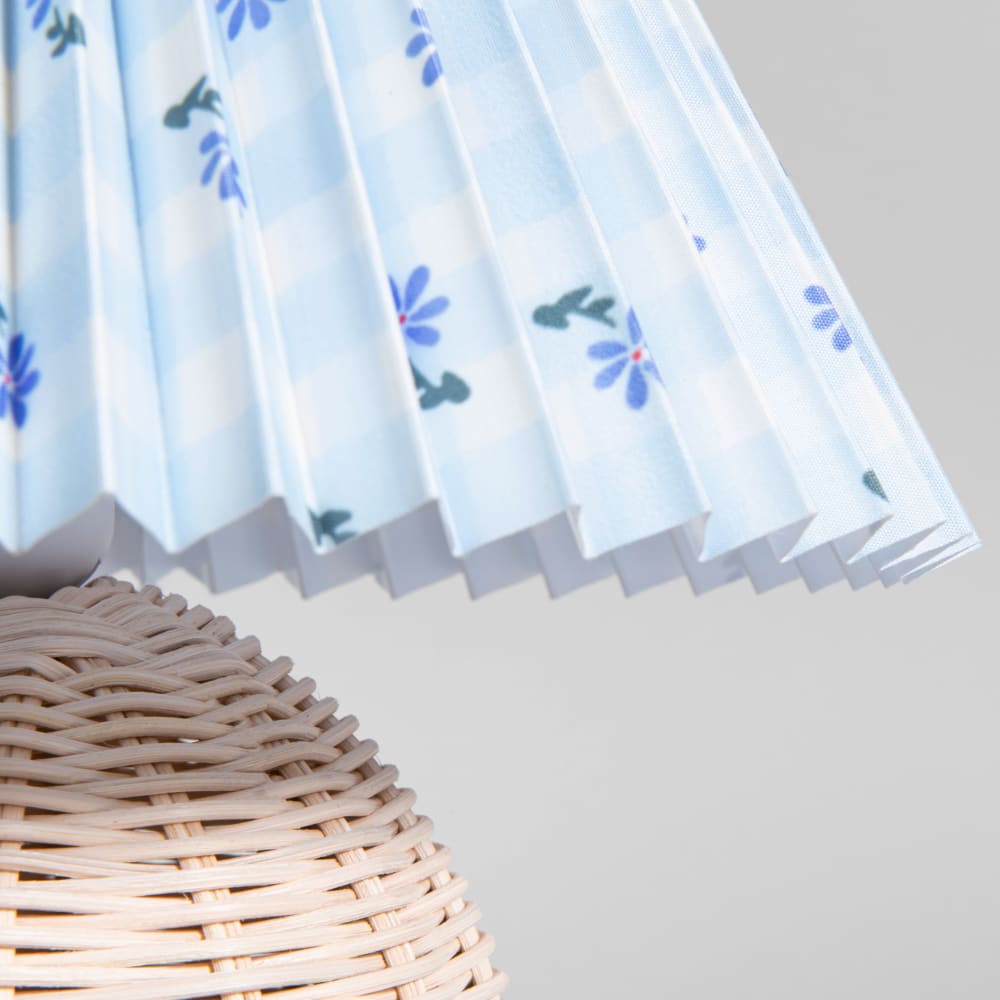 Lampe à poser boule en rotin tressé et abat-jour plissé imprimé bleu — vue 4