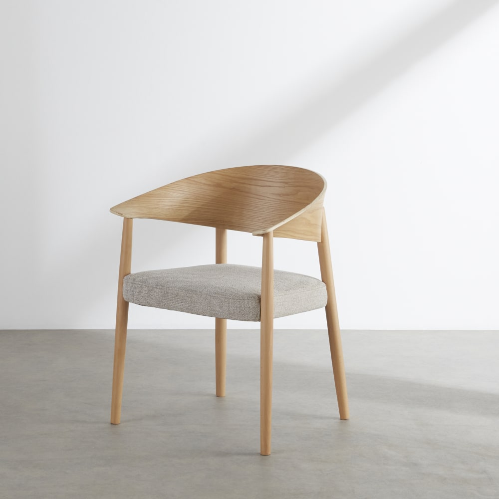 Fauteuil de table beige et pieds en bois de hêtre massif