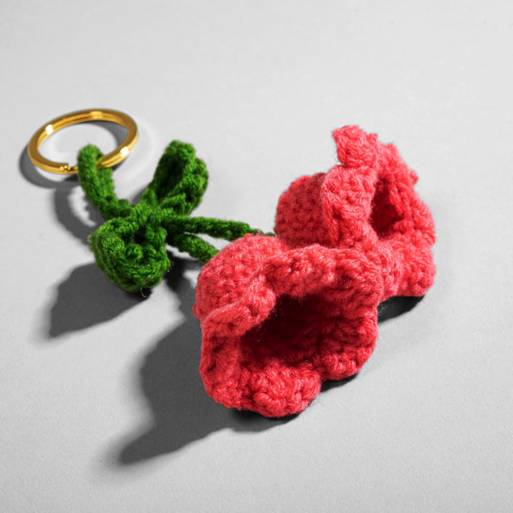 Schlüsselanhänger mit gehäkelter rosa und grüner Blume - Maisons