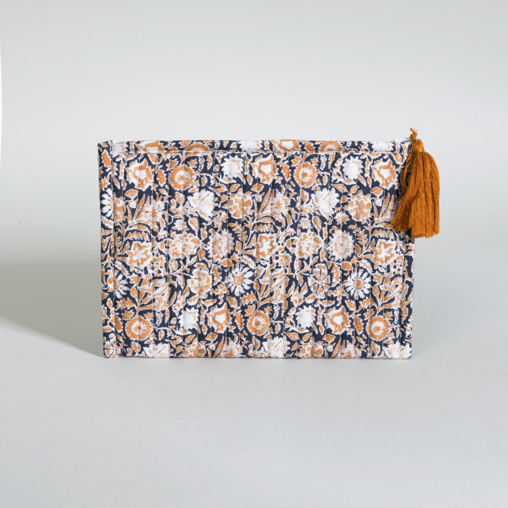 Trousse noire, ocre et orange à motifs et pompon Trousse noire, ocre et orange à motifs et pompon