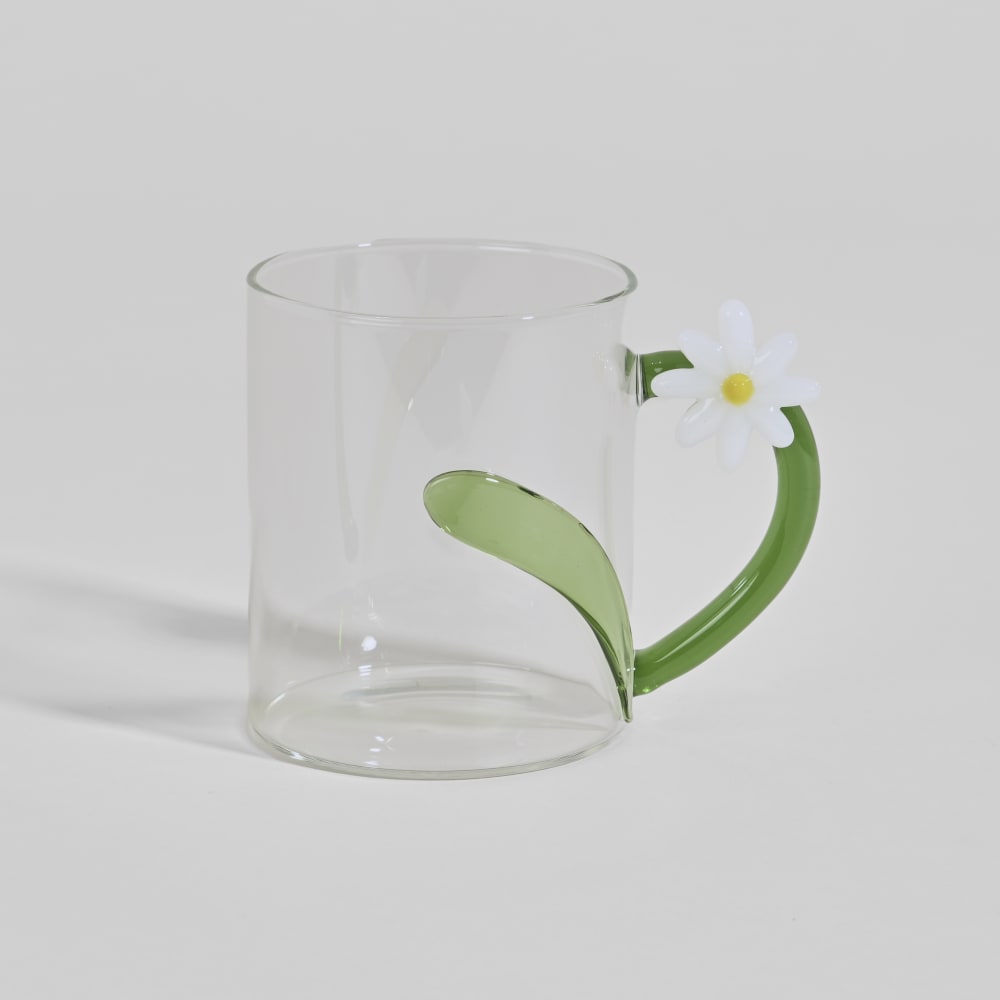 Tasse en verre transparent et anse fleur
