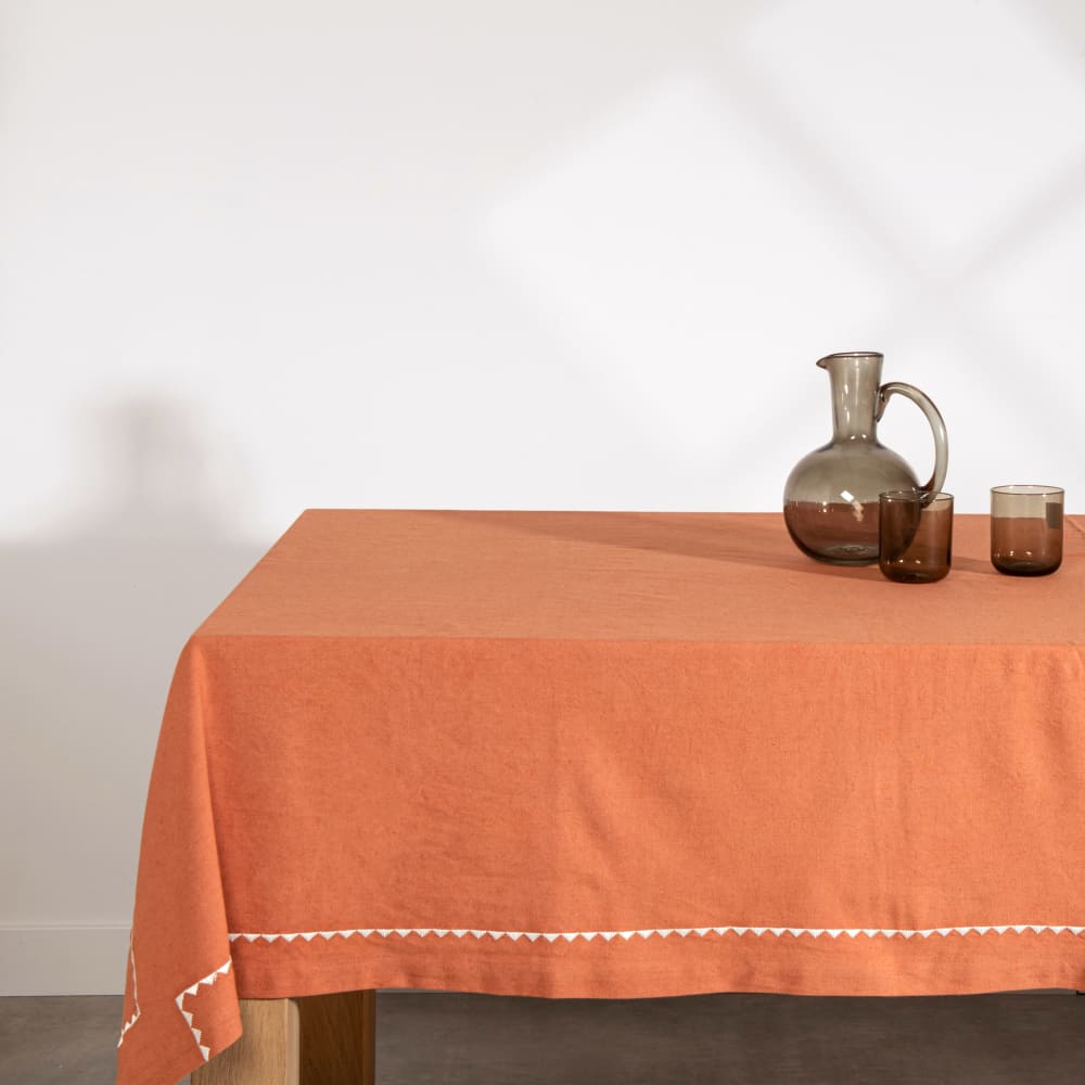 Nappe en coton, lin terracotta et broderie écrue, 150x250 cm