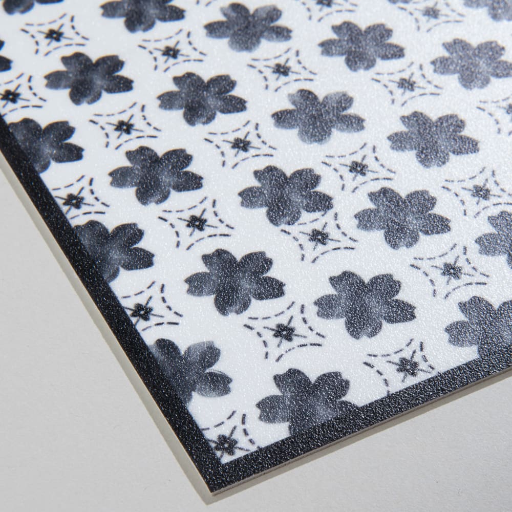 Weißes Platzset mit schwarzem Blumenmuster, 45 x 30 cm - Maisons