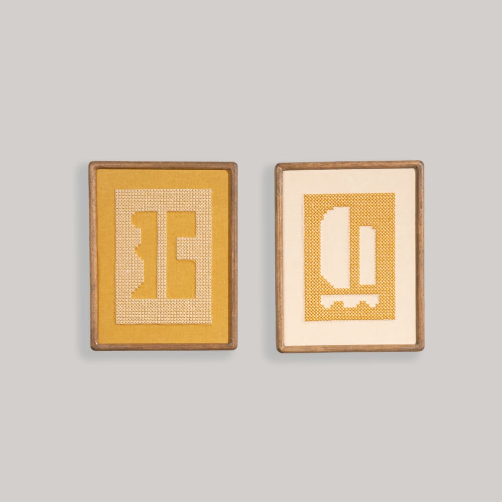 Toiles abstraites brodées jaunes et écrues, 23x30 cm (x2)