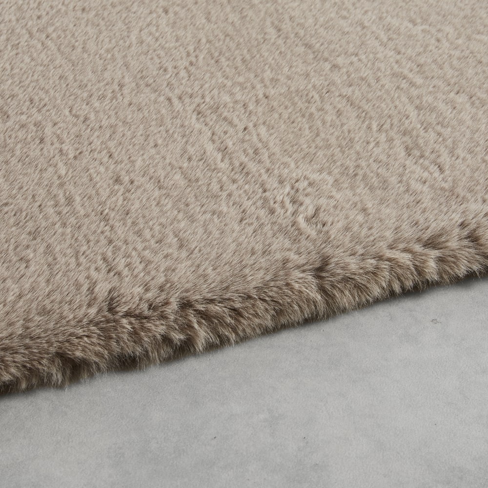 Tapis en polyester imitation fourrure taupe, 160x230 cm — vue 3