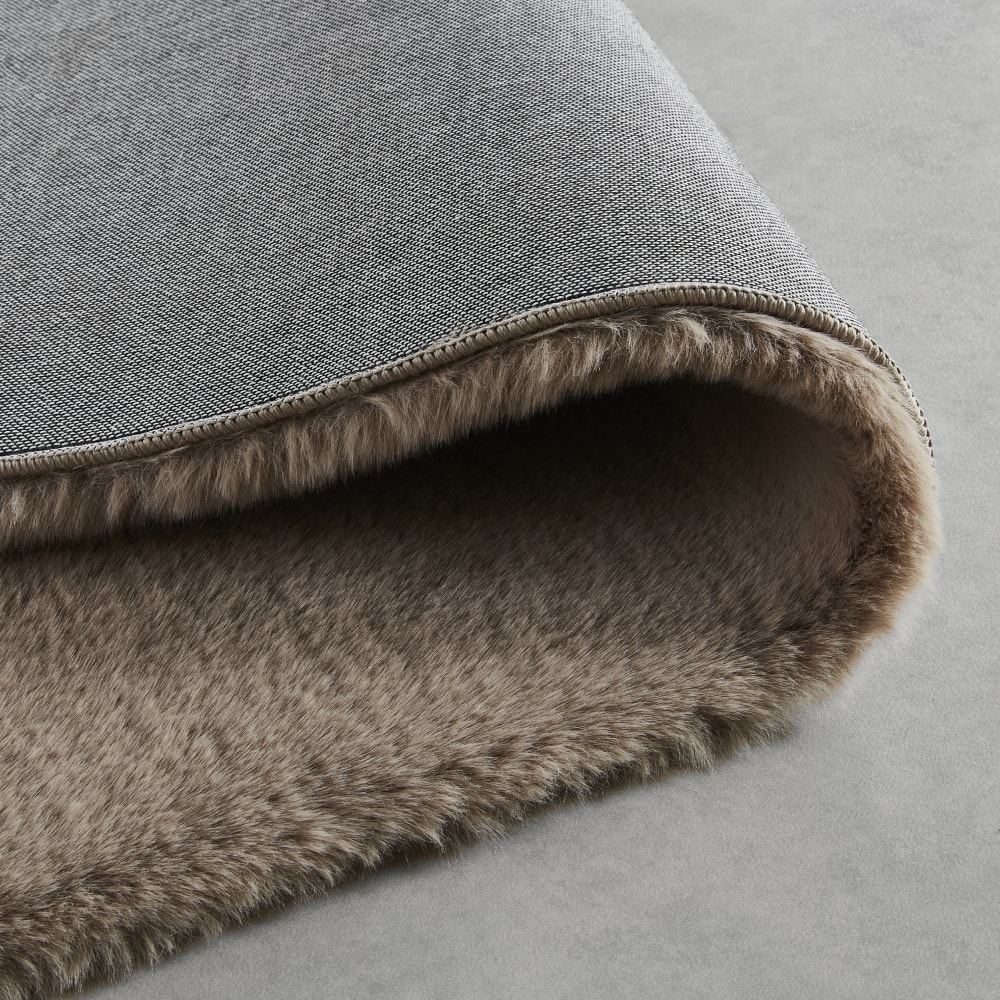 Tapis en polyester imitation fourrure taupe, 160x230 cm — vue 4