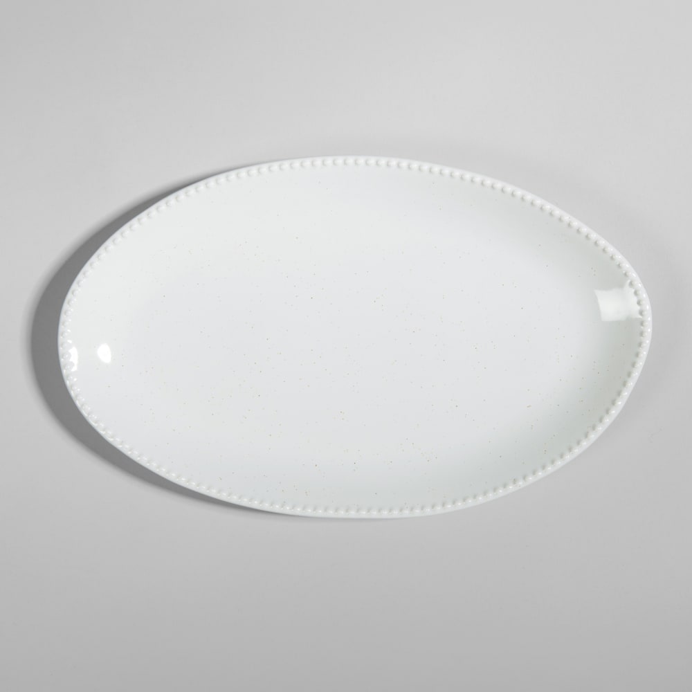 Plat en céramique blanche et bord perlé