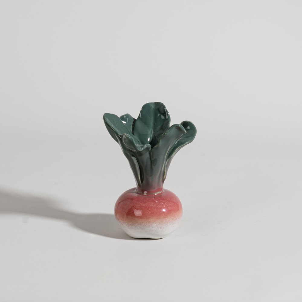 Statuette radis en porcelaine verte et rouge, H14 cm — Beyit