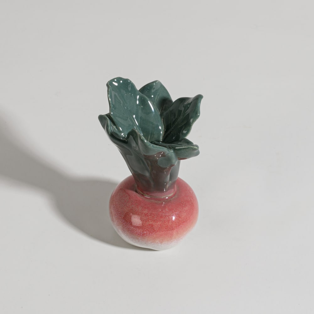 Grüne und rote Radieschenfigur aus Porzellan, H 14 cm - Maisons