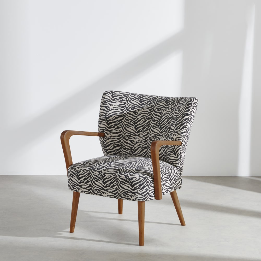 Fauteuil noir et blanc et pieds en bois d'hévéa massif