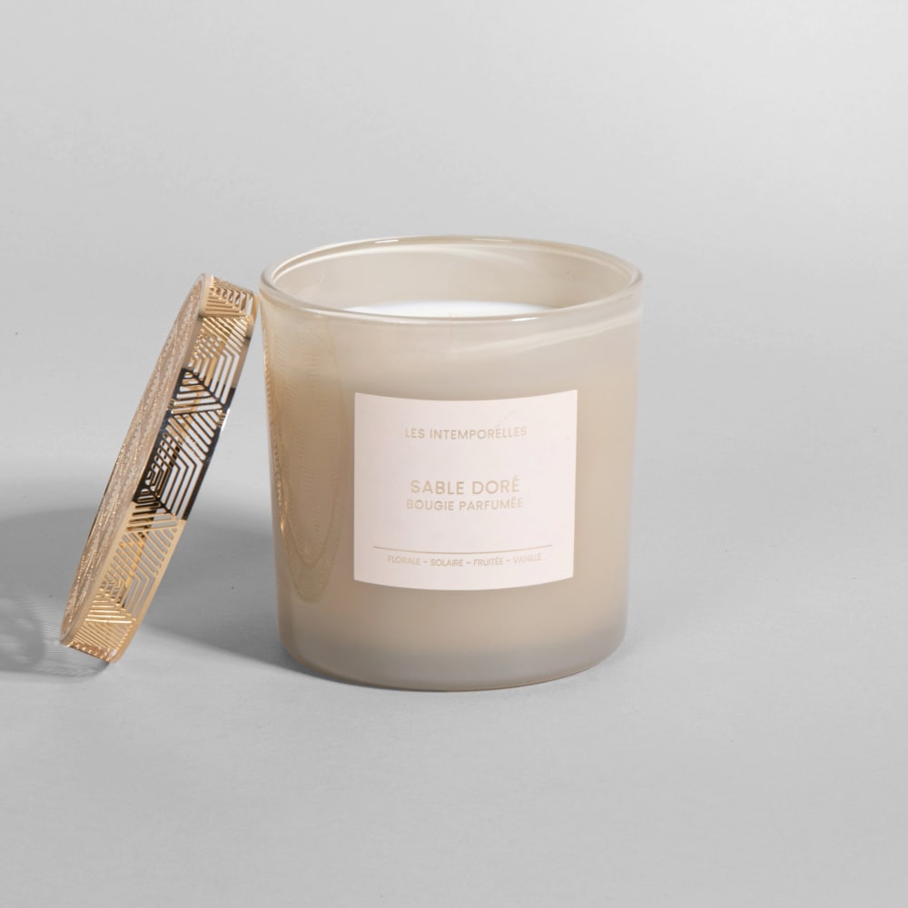 Beige-goldene Duftkerze, Duftrichtung „Goldener Sand“. - Maisons