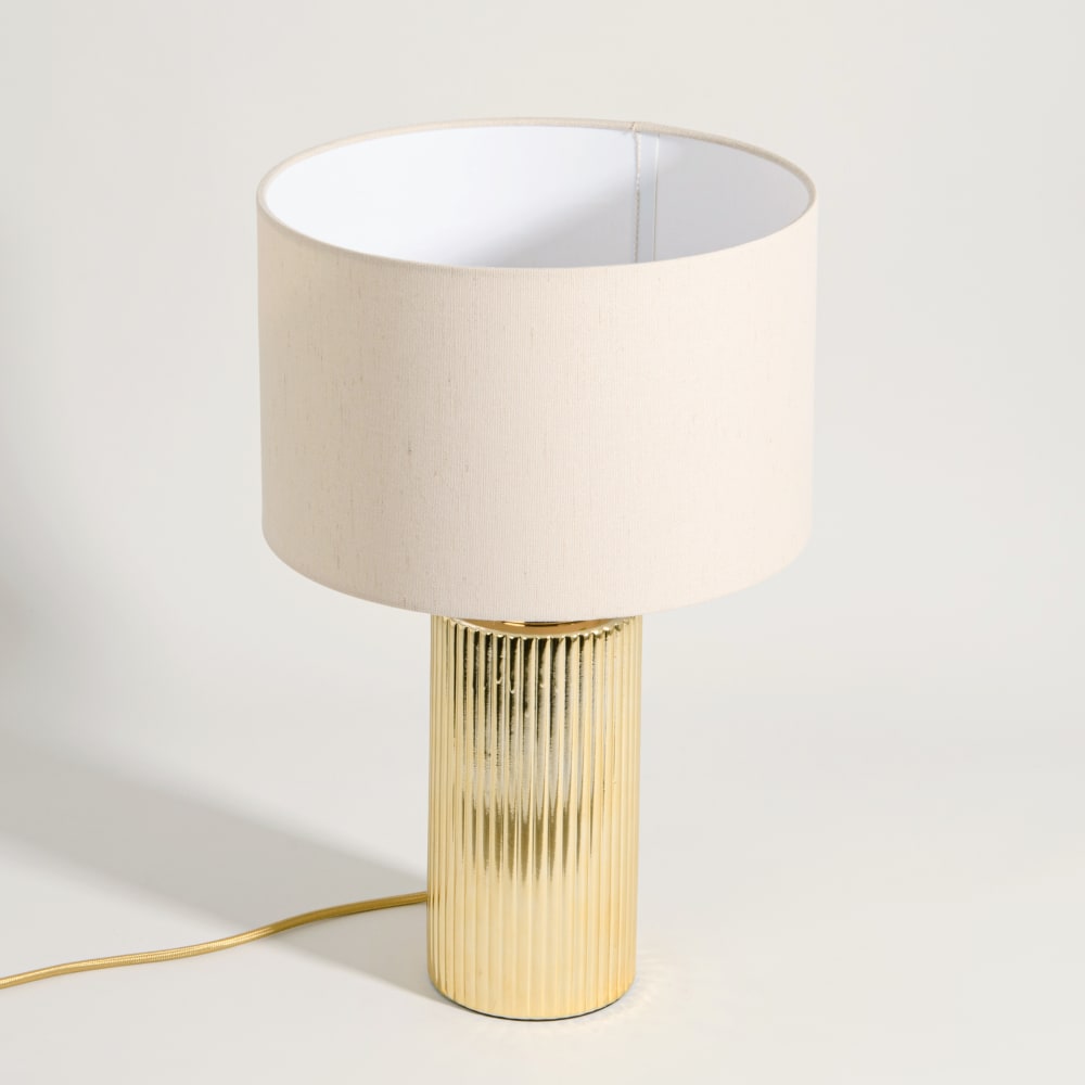 Lampe aus goldfarbenem Steinzeug mit cremefarbenem Lampenschirm -