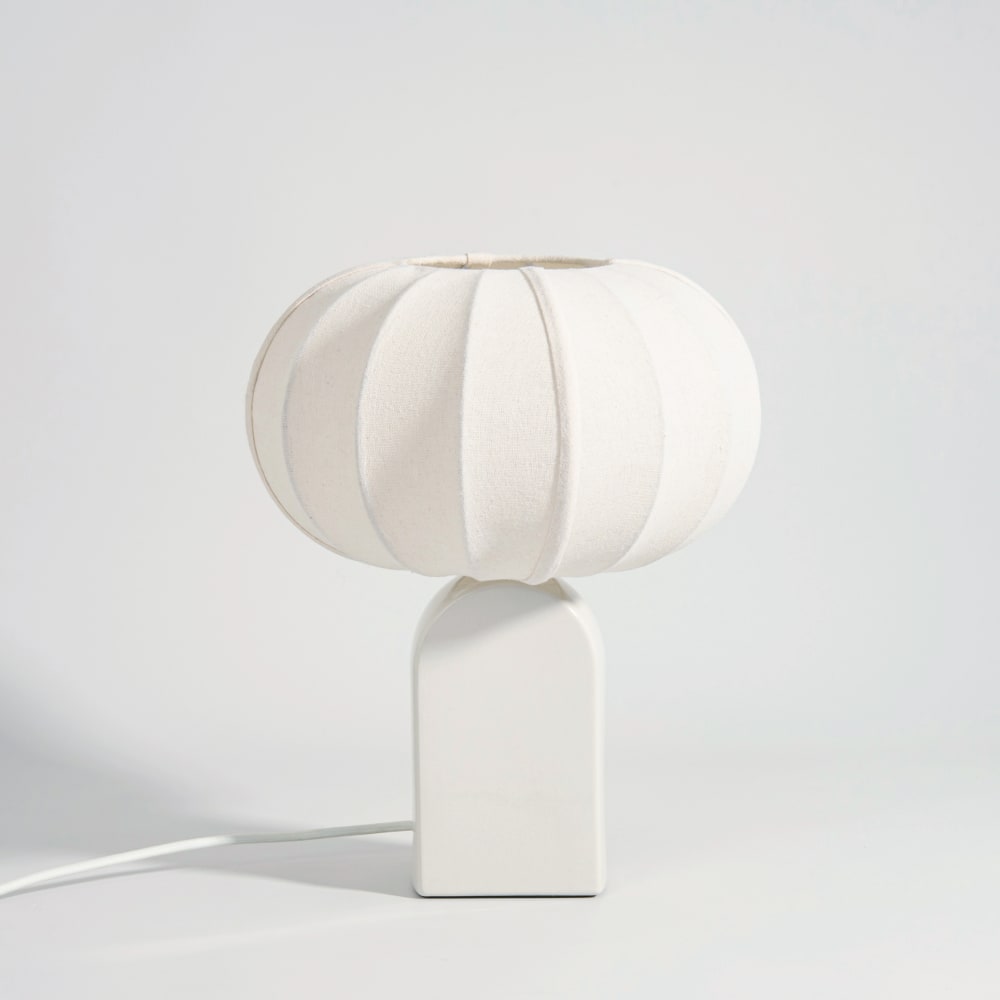 Lampe en faïence marron et abat-jour ovale beige