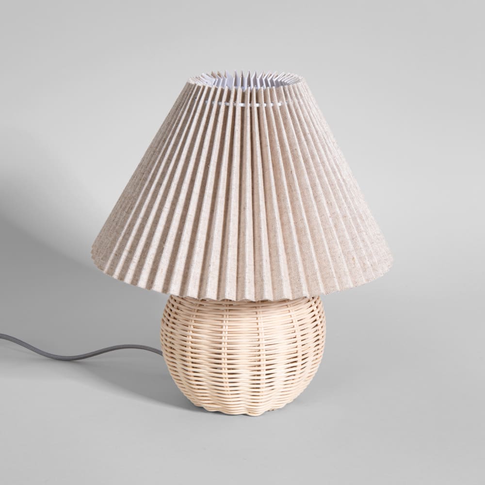 Lampe à poser base boule en rotin tressé et abat-jour plissé écru