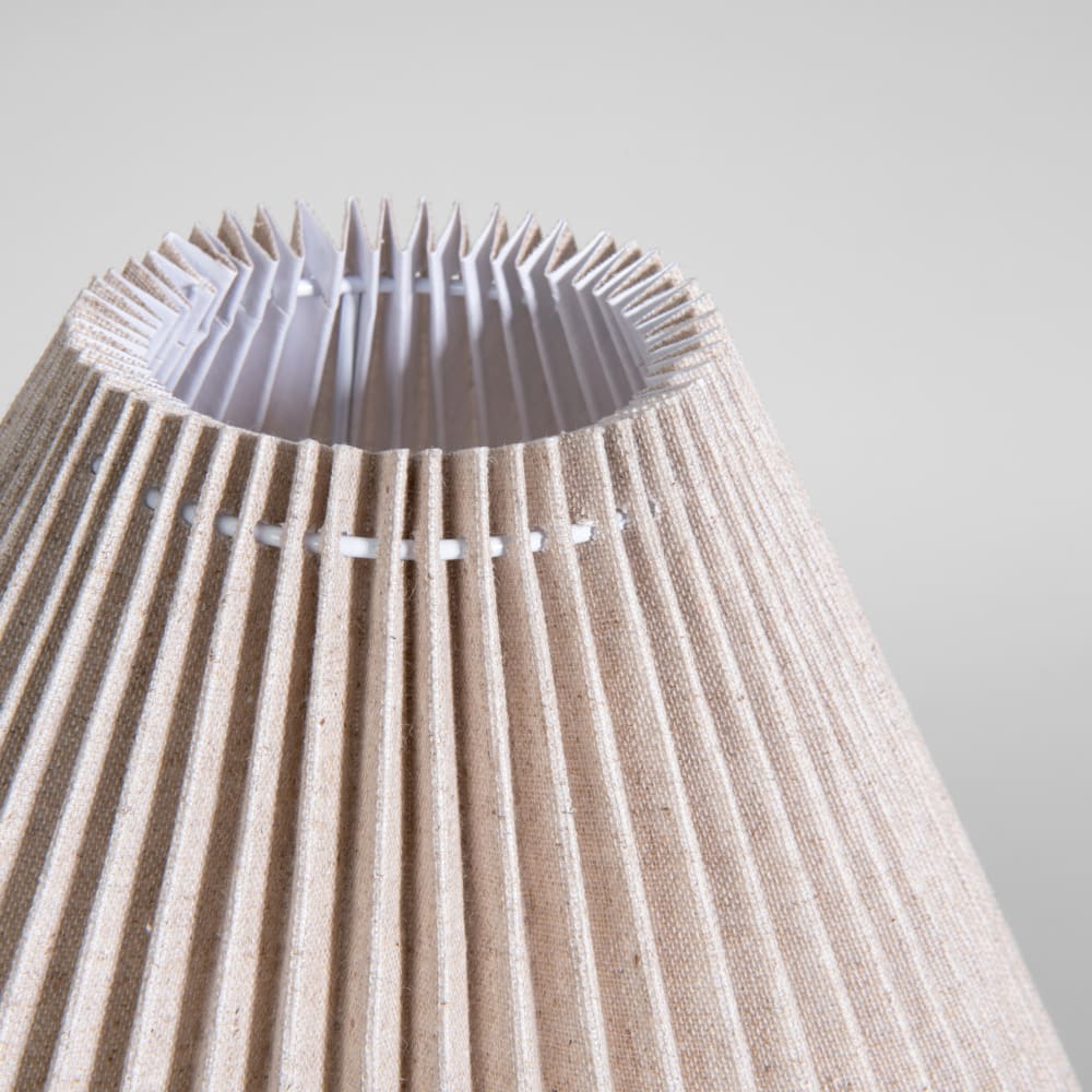 Lampe à poser base boule en rotin tressé et abat-jour plissé écru — vue 3