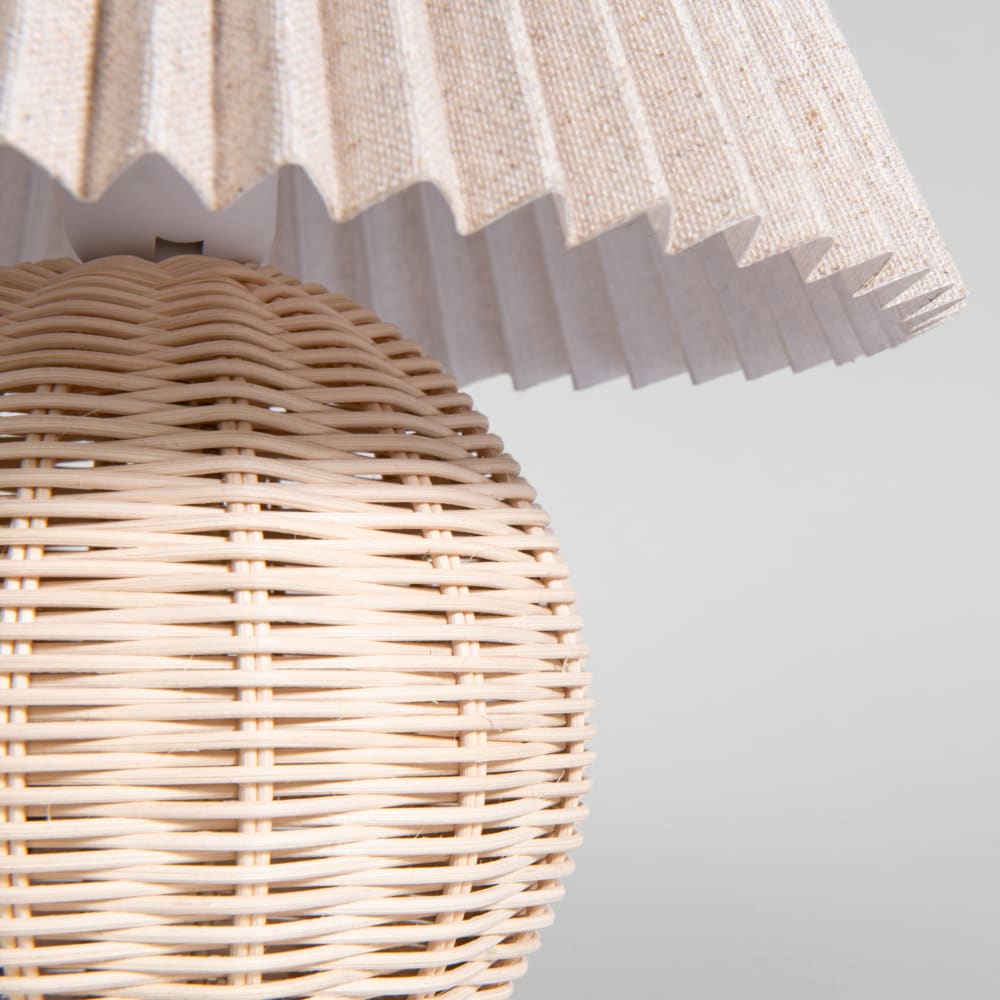 Lampe à poser base boule en rotin tressé et abat-jour plissé écru — vue 4