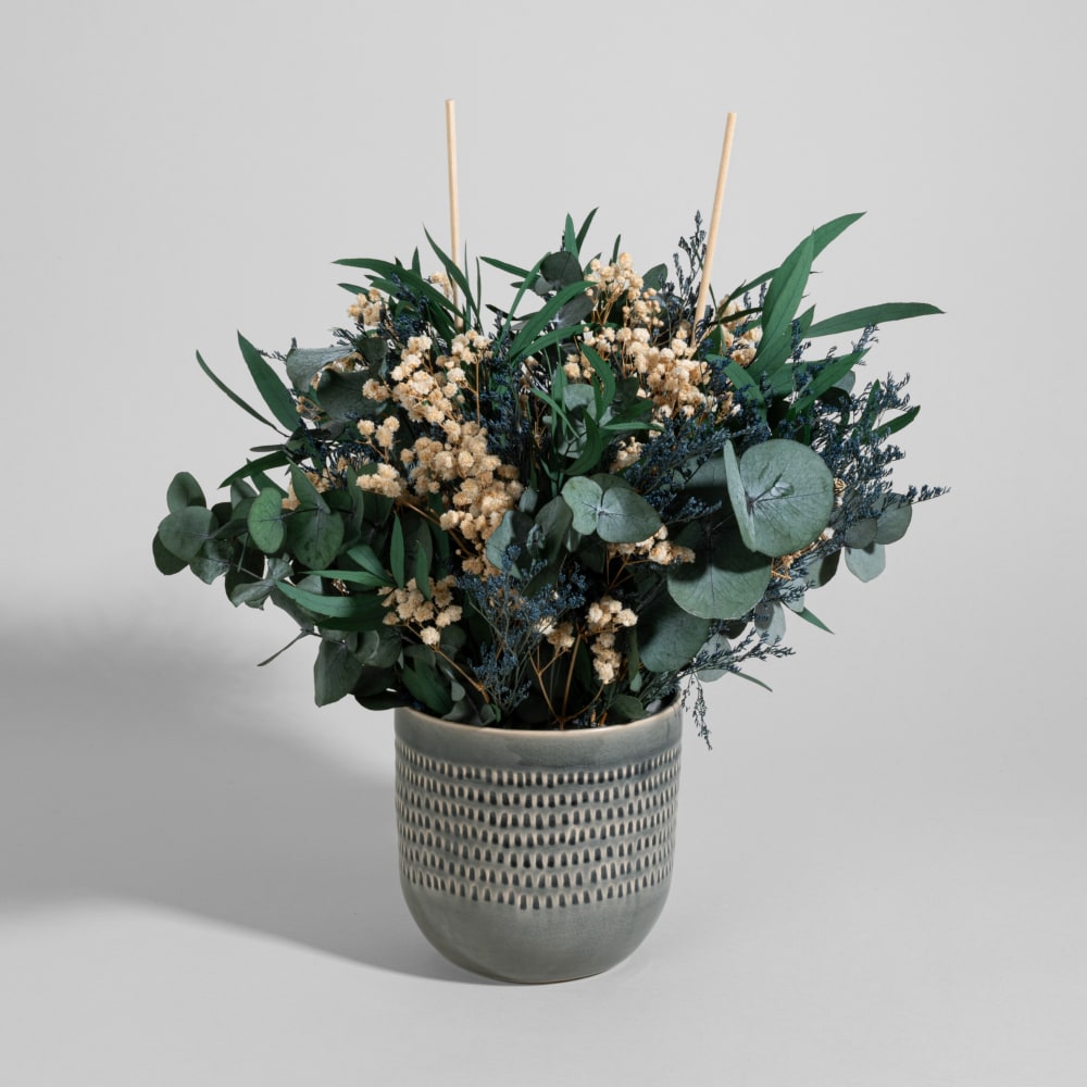 Bouquet de fleurs séchées bleues et pot en ciment bleu